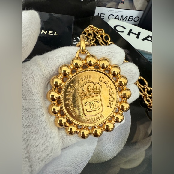 LOT 2306 24k gold plated Rihanna CHANEL 1980S VINTAGE LARGE PENDANT NECKLACE - Picture 3 of 10